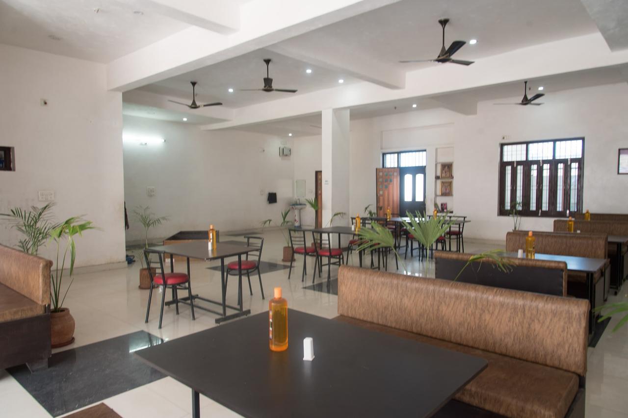 Oyo 11743 Hotel Shree Krishna อุเดเปอร์ ภายนอก รูปภาพ