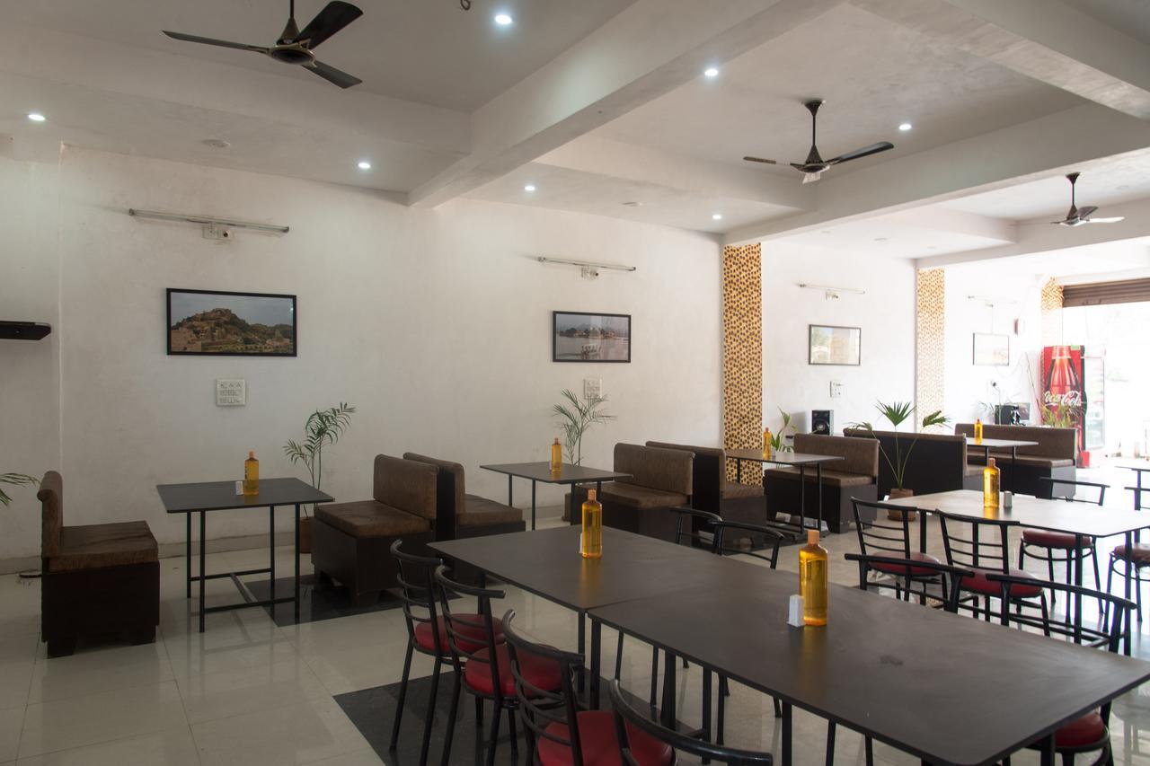 Oyo 11743 Hotel Shree Krishna อุเดเปอร์ ภายนอก รูปภาพ